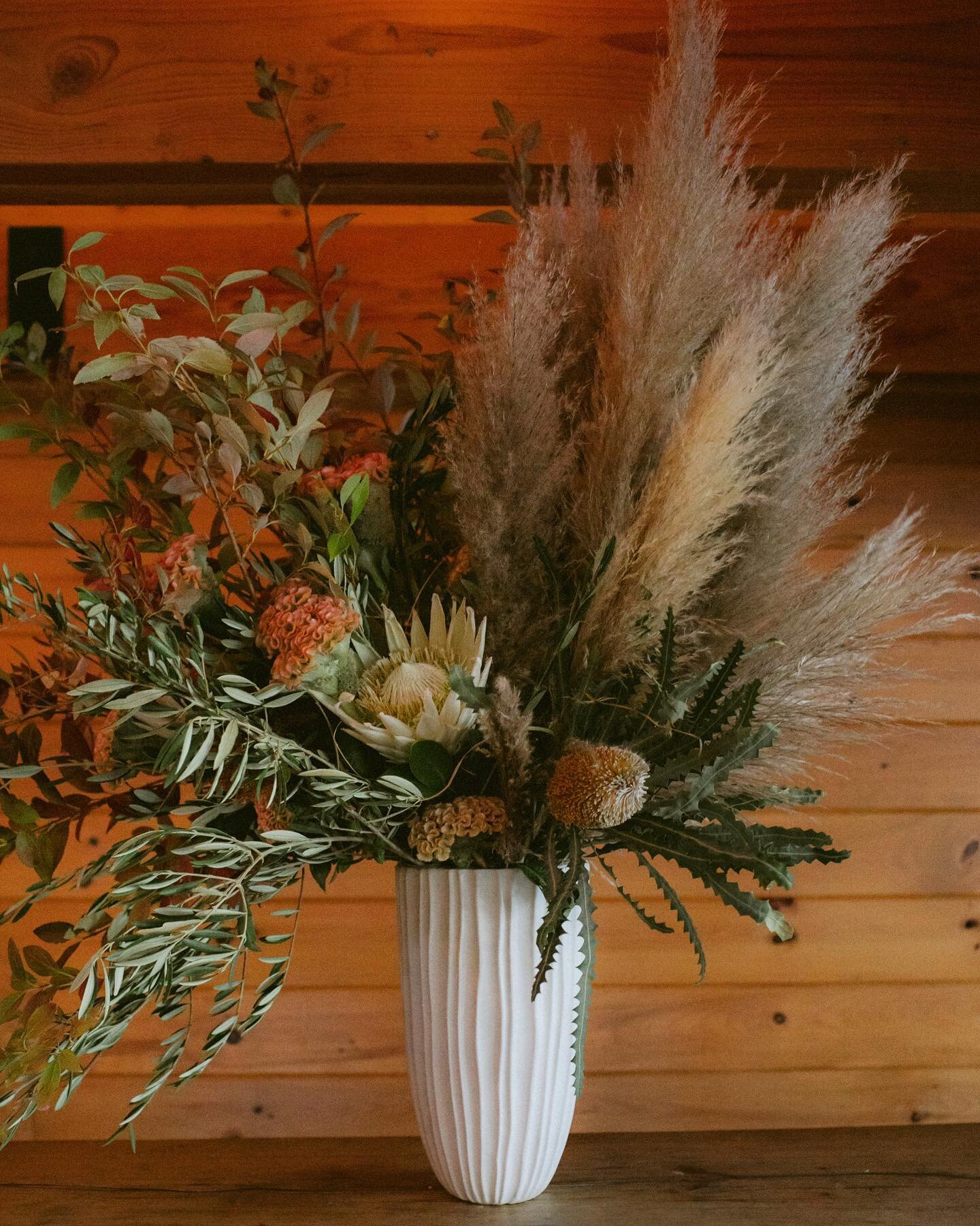 I always love to go big and wild with fall… This one was from a few years back for the loveliest couple @lexlouelin and @suzannehillinger with the loveliest planner @melissamcneeley #fallwedding #falltexture #flowers #floraldesign #weddingflow